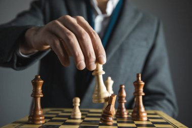 Satranç oynayan kendine güvenen iş arkadaşları
