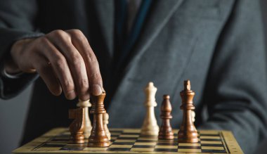Satranç oynayan kendine güvenen iş arkadaşları