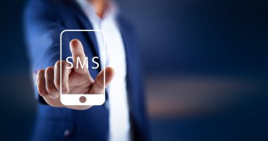 İş adamı gri arkaplanda sanal e- posta simgesine dokunuyor