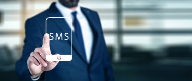 İş adamı gri arkaplanda sanal e- posta simgesine dokunuyor