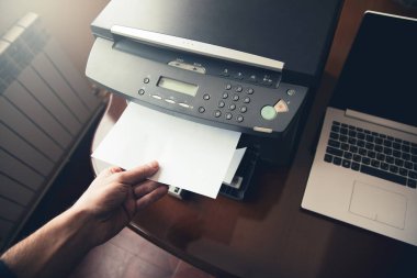 İş adamı Yazıcı panelindeki El düğmesine bas