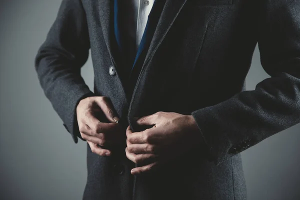 Man Hand Kostym Knapp Mörk Bakgrund — Stockfoto