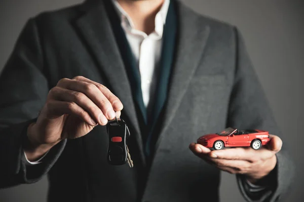 Рука Людини Тримає Ключ Моделлю Автомобіля — стокове фото