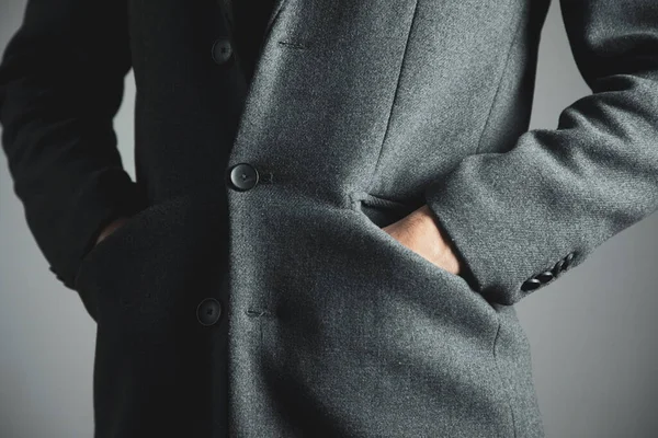 Mano Hombre Bolsillo Del Traje Sobre Fondo Gris — Foto de Stock