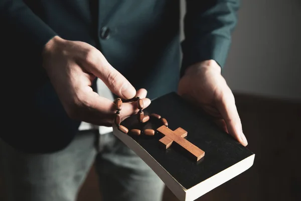 Людина Тримає Хрест Біблії — стокове фото