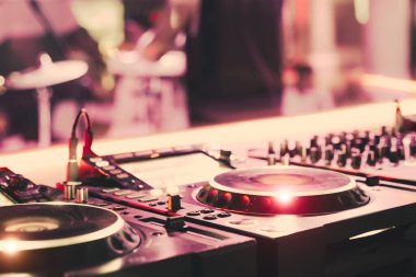 Kulüp ışıkları olan bir gece kulübü. CD 'yi karıştırmanın ön görüntüsü. Parti, gece kulübü, gece hayatı, müzik ve yaşam tarzı konsepti.