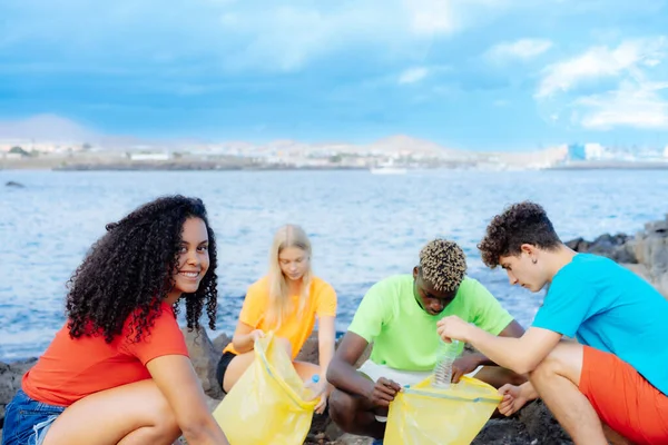 Eine Gruppe Junger Leute Reinigt Den Strandbereich Freiwillige Räumen Müll — Stockfoto