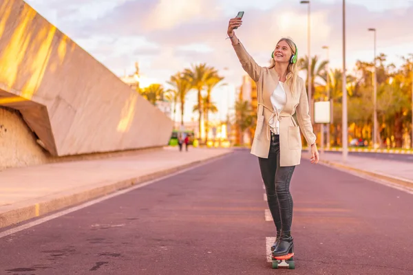 Young Business Woman Having Fun Skateboard Outdoors Listening Music Smartphone Royalty Free Stock Obrázky