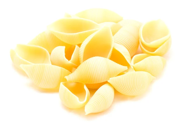 Conchiglie těstoviny na izolované — Stock fotografie