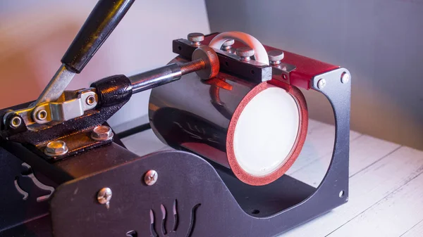 Süblimleşme baskısı. kupa oluşturmak için basın