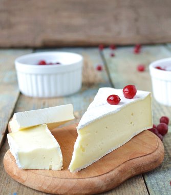 Brie peyniri ve kızılcık