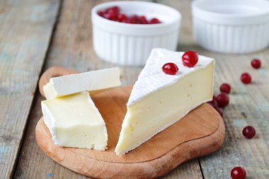 Brie peyniri ve kızılcık