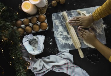 Çocuk elleri ev yapımı Noel yemeklerini yoğuruyor. Kavramsal Noel, ev yapımı yemekler..