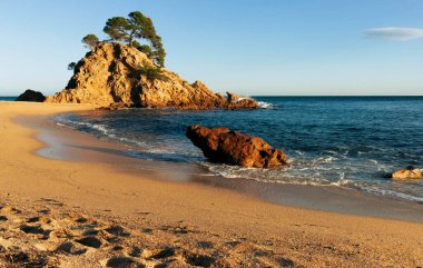 Gün batımında Platja d 'Aro plajı, Katalonya, Costa Brava. Turizm, tatil beldesi