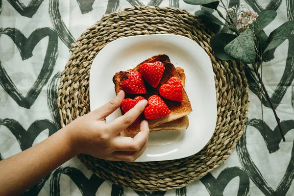 心の形をしたイチゴとトースト バレンタインデー ロマン主義 — ストック写真