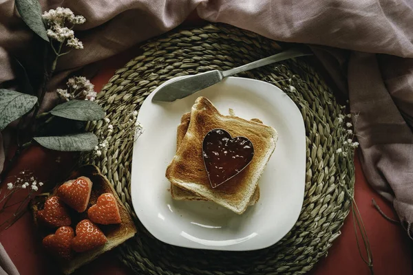 心臓の形をしたジャムとトースト 概念的なバレンタインデー ロマン主義 — ストック写真