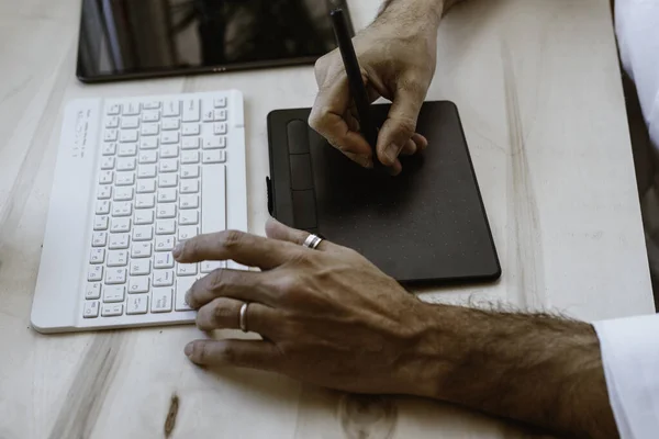 Homme Méconnaissable Travaillant Avec Carte Graphique Vue Rapprochée Des Mains — Photo