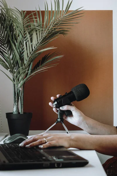 Personne Anonyme Faisant Podcast Avec Microphone Ordinateur Portable Maison Mode — Photo