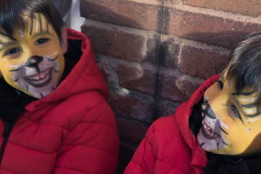 Aslan suratlı komik çocuk aynada gülümseyen kendine bakıyor. Yaşam tarzı, aile hayatı, çocukluk, eğlence