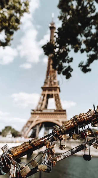 Großaufnahme Einiger Vorhängeschlösser Die Liebe Symbolisieren Mit Dem Eiffelturm Hintergrund — Stockfoto