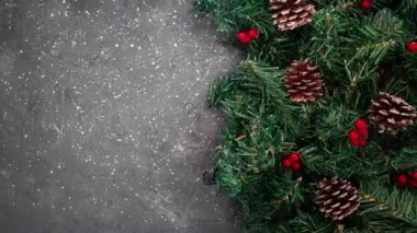 Noel Tatili Selamlar Mutlu Noeller Muhteşem Noel Kızıl Arkaplan Yağan kar ve kar taneleriyle. Mutlu noeller ve mutlu yıllar. Noel ağacı ve düşen kar taneleriyle Mutlu Noeller konsepti animasyonu.