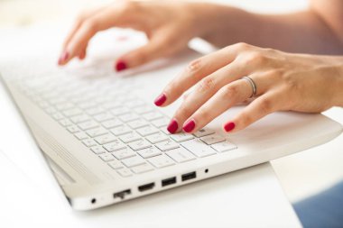 Dizüstü bilgisayarda çalışan bir kadın