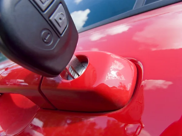 Llave en la puerta del coche — Foto de Stock