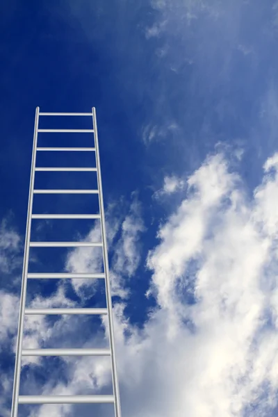 青い空を背景にはしご — ストック写真