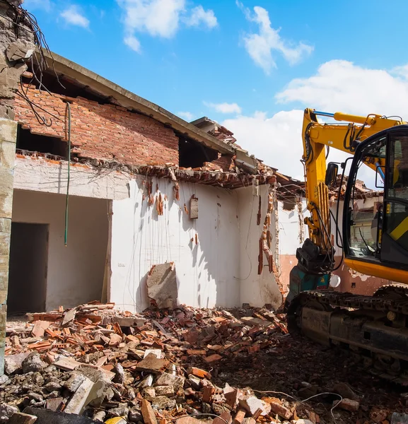 Desmantelamiento de una casa - demolición de una casa Imágenes de stock libres de derechos