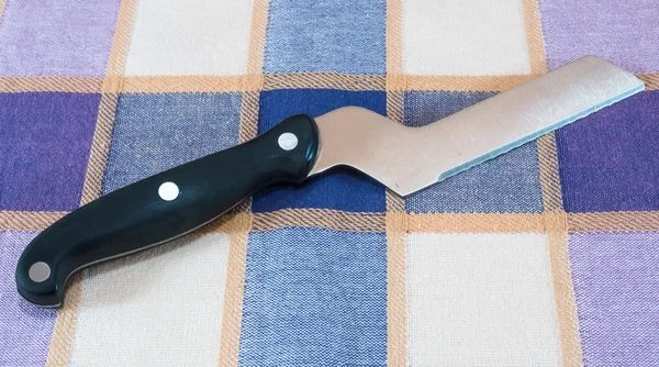 Artículos de cocina: cuchillo sobre mantel — Foto de Stock