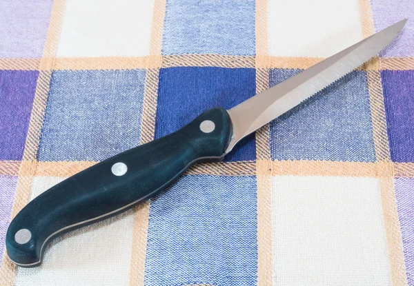 Artículos de cocina: cuchillo sobre mantel — Foto de Stock