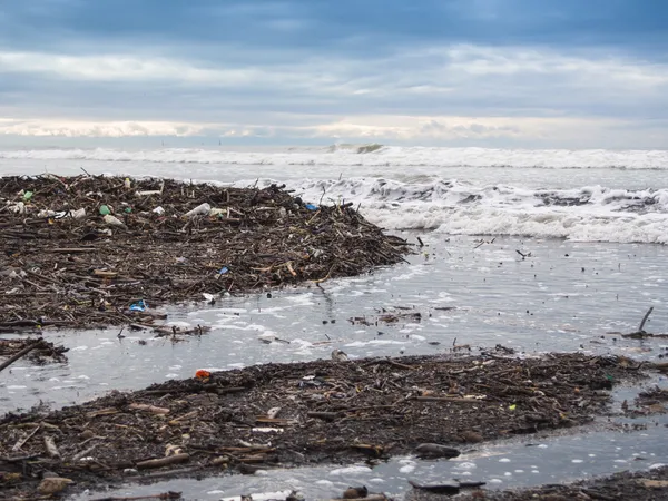 Dirty beach - pollution along the beach — Stock Photo, Image