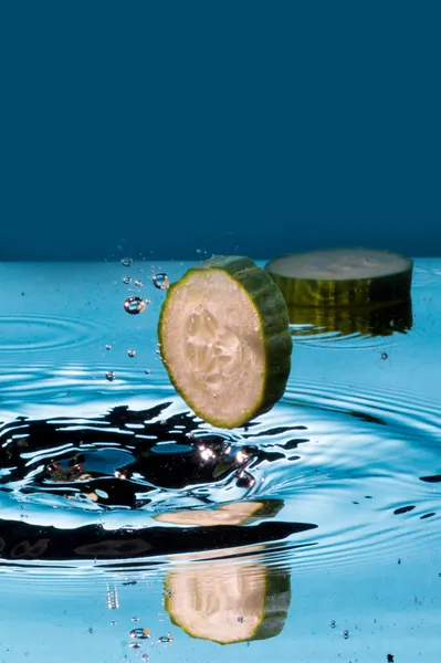 Cucumber op water — Stock Photo, Image