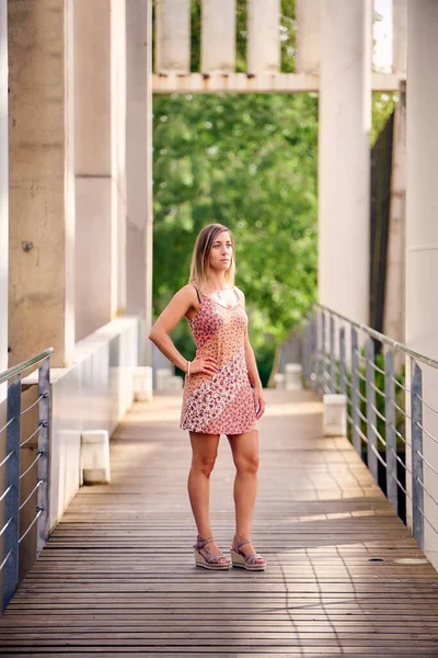 Een Verticaal Shot Van Een Spaanse Vrouw Groene Bladeren Achtergrond — Stockfoto