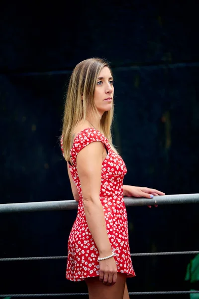 Tiro Vertical Uma Mulher Espanhola Macacão Florido Curto Vermelho — Fotografia de Stock