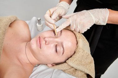 Profesyonel bir masöz bayan müşterisine masaj yapıyor.