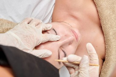 Profesyonel bir masöz bayan müşterisine masaj yapıyor.