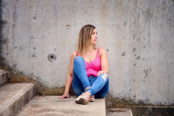 Tiro Vertical Uma Mulher Espanhola Sentada Nas Escadas — Fotografia de Stock