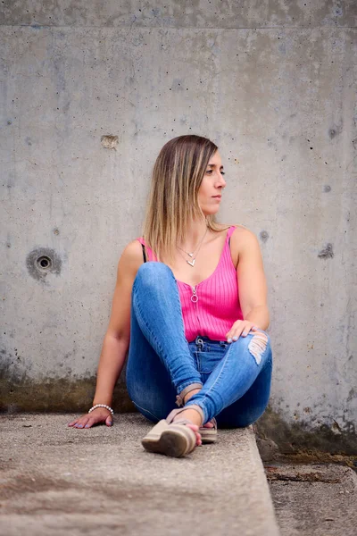 Tiro Vertical Uma Mulher Espanhola Sentada Nas Escadas — Fotografia de Stock