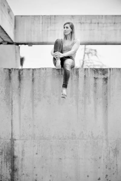 Tiro Vertical Uma Mulher Espanhola Sentada Lugar Alto — Fotografia de Stock