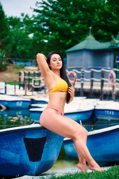 Eine Vertikale Aufnahme Einer Attraktiven Kaukasischen Brünetten Die Bikini Posiert — Stockfoto