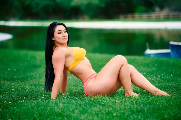 Eine Attraktive Kaukasische Brünette Frau Posiert Bikini Auf Dem Gras — Stockfoto