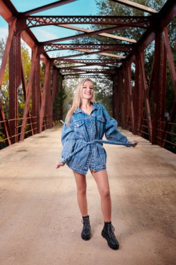 Orta Doğulu bir kadının köprüdeki dikey görüntüsü