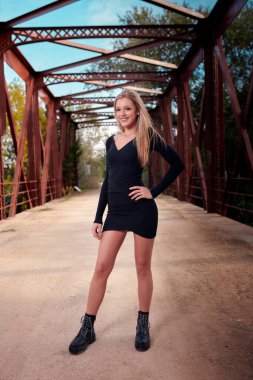 Orta Doğulu bir kadının köprüdeki dikey görüntüsü