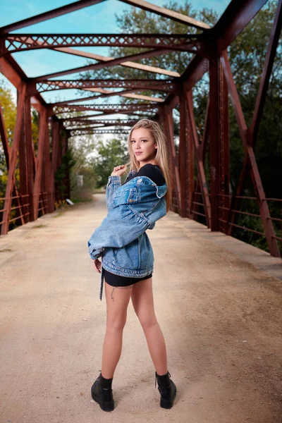 Scatto Verticale Una Femmina Mediorientale Ponte — Foto Stock