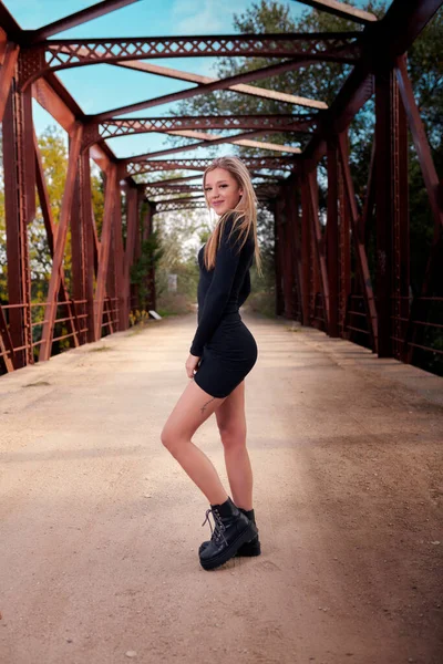 Vertikale Aufnahme Einer Frau Aus Dem Nahen Osten Einer Brücke — Stockfoto