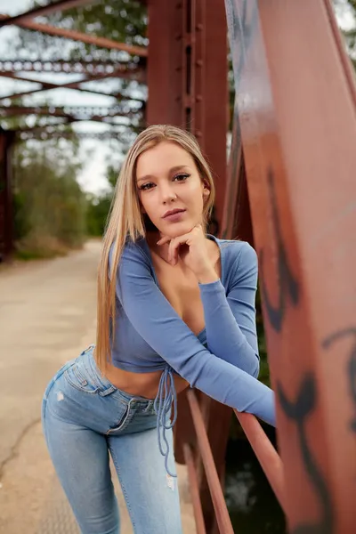 Vertikale Aufnahme Einer Frau Aus Dem Nahen Osten Einer Brücke — Stockfoto