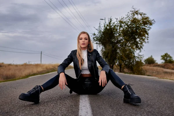 Ripresa Una Donna Mediorientale Nel Mezzo Una Strada — Foto Stock