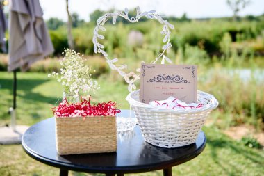Hasır sepetlerle süslenmiş düğün hediyeleri