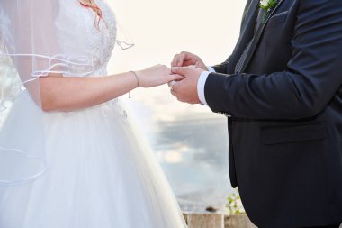 Damat gelinin eline alyans takar.